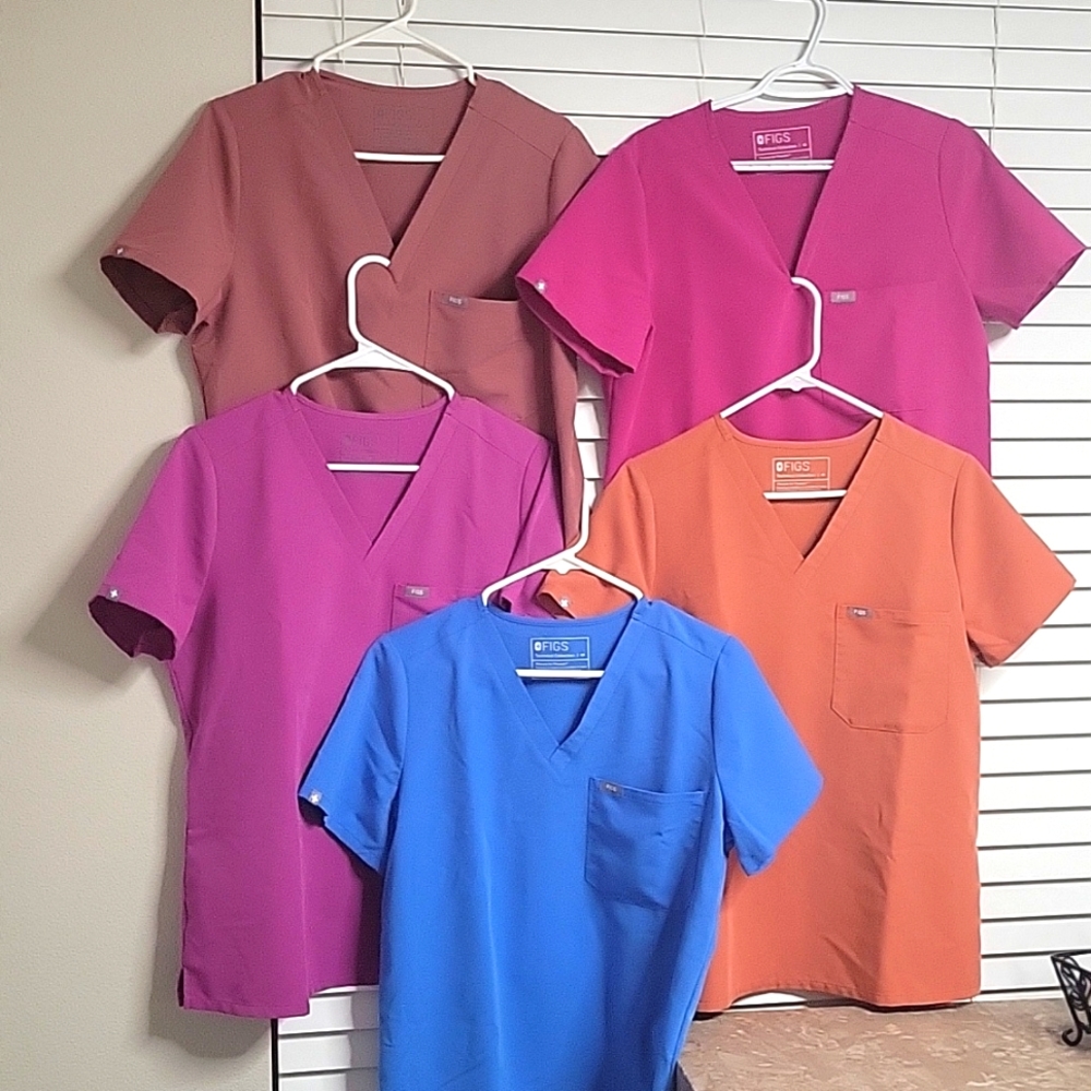 Figs Scrub tops size  M (5). Make me offer